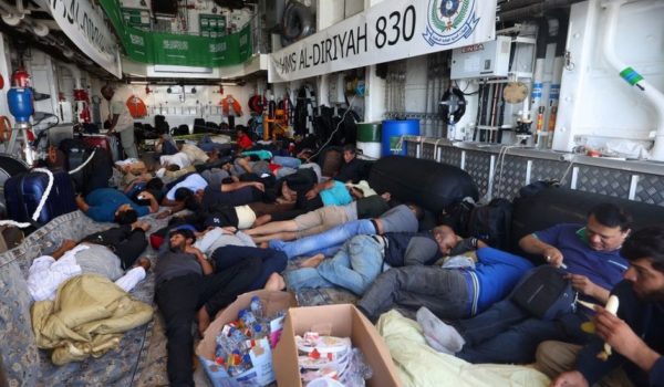 AFP Evacuados descansan a bordo de un buque naval saudita mientras viaja de Puerto Sudán a Yeda.