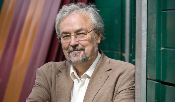 Getty Images Robin Dunbar explica que las endorfinas suprimen nuestro dolor y estas se activan cuando estamos rodeados de amigos.