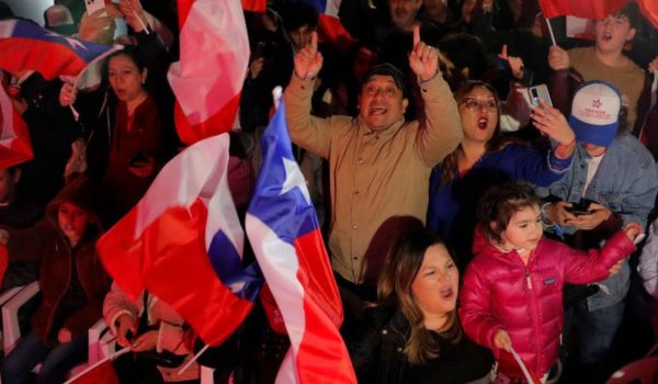 Getty Images Seguidores del partido de Kast celebran los resultados.