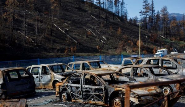 Getty Images La ola de calor sin precedentes que impactó la población de Lytton, Canadá, en 2021 causó incendios devastadores.