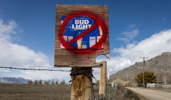 Getty Images Carteles promocionales de la cerveza Bud Light han aparecido tachados en algunos lugares de EE.UU.