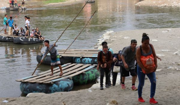 Getty Images Migrantes en la frontera entre Guatemala y México.