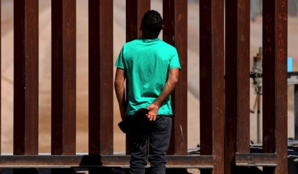 Getty Images Un joven migrante hondureño murió el miércoles mientras estaba bajo custodia de EE.UU. (imagen de archivo)