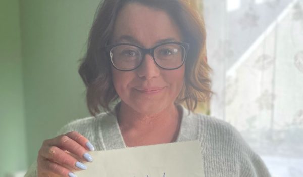 Rhiannon Morgan Rhiannon Morgan, de 26 años, vive con una rara afección que hace que su piel crezca demasiado rápido.