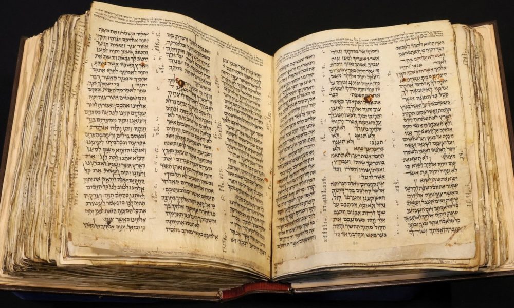 Reuters El manuscrito más antiguo que contiene todos los libros de la Biblia hebrea.