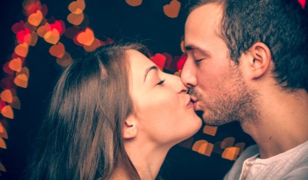 Getty Images Los antropólogos evolutivos creen que el beso en los labios evolucionó para evaluar la idoneidad de una pareja potencial, a través de señales químicas comunicadas por la saliva o el aliento.