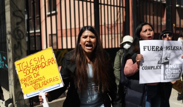 EPA Padres y activistas protestan contra a las puertas del seminario de San Jerónimo en La Paz.