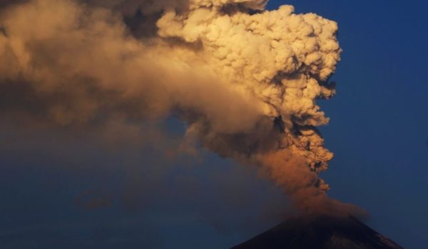 AFP El volcán Popocatépetl de México sigue expulsando materiales incandescentes, humo y cenizas.