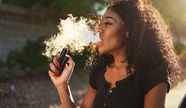 Getty Images Vapear se considera una forma efectiva de dejar el tabaco, pero puede ser difícil dejar el nuevo hábito.