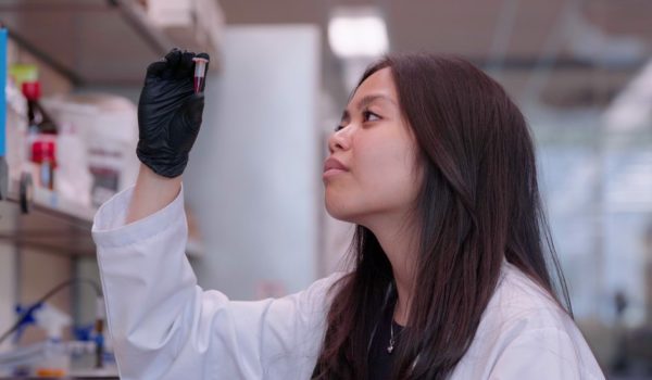 McMaster University La científica Denise Catacutan trabaja en el antibiótico experimental descubierto con la ayuda de la inteligencia artificial.