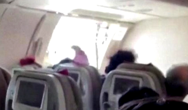 Getty Images El momento en que la puerta del avión fue abierta por uno de los pasajeros en pleno vuelo.
