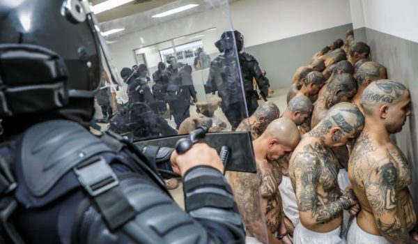 Getty Images Más de 68.000 personas han sido detenidas durante el régimen de excepción en El Salvador.