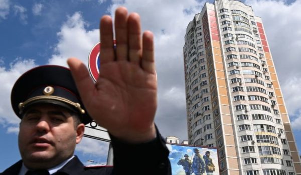 Getty Images Varios edificios residenciales del suroeste de Moscú resultaron afectados por los restos de algunos de los ocho drones que fueron lanzados contra la capital rusa.