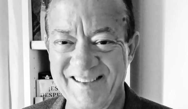 Andrés Hernández Alende es escritor y periodista radicado en Miami. Sus novelas más recientes son El ocaso y La espada macedonia, publicadas por Mundiediciones. También ha publicado el ensayo Biden y el legado de Trump con Mundiediciones y el ensayo Una plaga del siglo XXI, sobre la pandemia de covid-19.