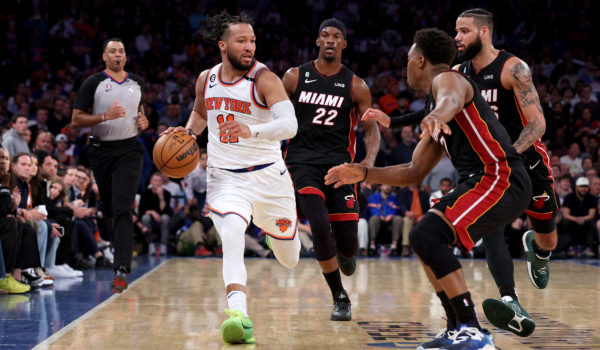 Knicks se mantienen con vida ante Miami gracias a un estelar Brunson