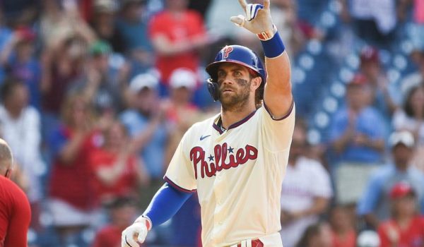 Regresa Bryce Harper y los Filis esperan que truene para presionar a Atlanta