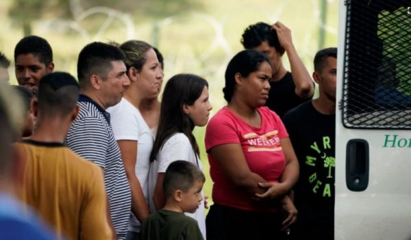 Gobernador de Florida envía oficiales a Texas y se prepara para iniciar programa de reubicación de migrantes