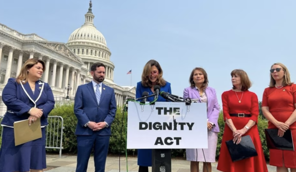 Grupo bipartidista de congresistas presentan el proyecto de "Ley Dignidad" que establece reformas migratorias y nuevas vías legales de inmigración el 23 de mayo de 2023, en el Capitolio de EEUU en Washington.