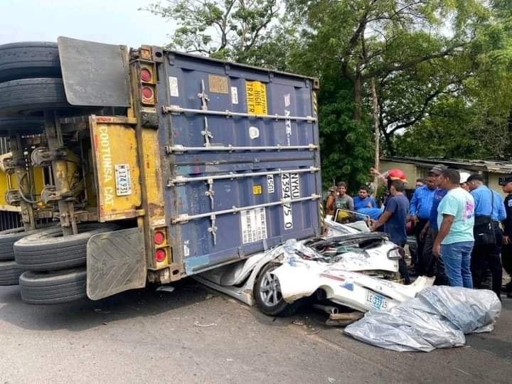 Aplastado quedó el carro conducido por Pío Tórrez Vanegas, de 68 años. LA PRENSA/ Cortesía.