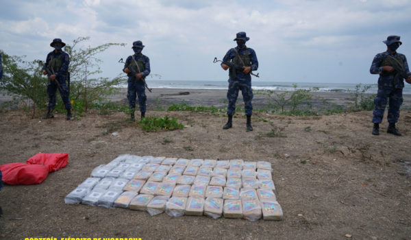 Patrulleros de la Fuerza Naval incautan 60 tacos de cocaína en Puerto Sandino