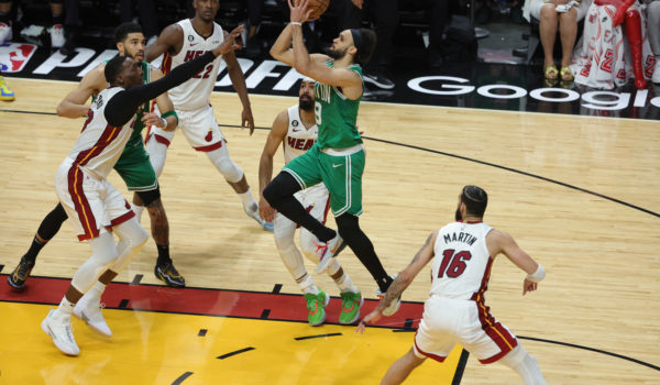 Celtics ganan en final de infarto y se colocan a un triunfo del milagro