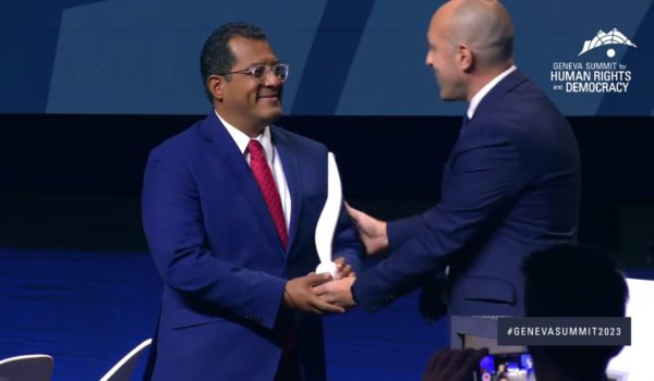 Félix Maradiaga recibe Premio al Valor en la Cumbre de Ginebra