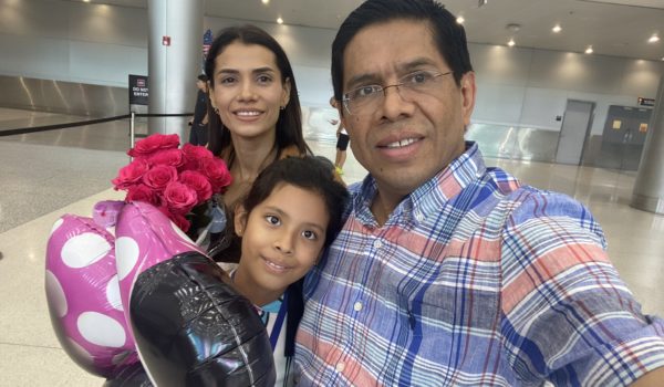 Miguel Mendoza se reúne finalmente con su esposa e hija en Estados Unidos