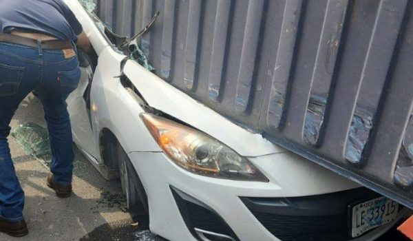 Prisión preventiva para chofer involucrado en accidente donde contenedor cayó sobre carro