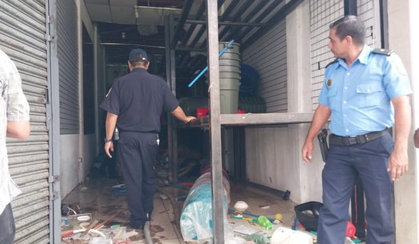 Alarma en el mercado Oriental por incendio en tienda de productos plásticos