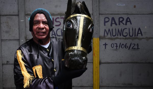 El periodista Carlos Eddy Monterrey baila el Güegüense en el exilio