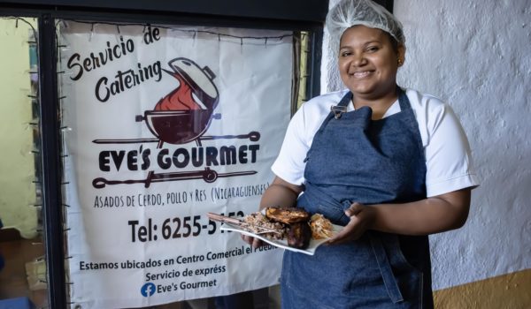 La historia de Eveling Morales, la cocinera que empezó vendiendo en la calle