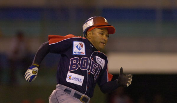 Sandy Moreno, el mejor robador de bases en la historia del beisbol nacional
