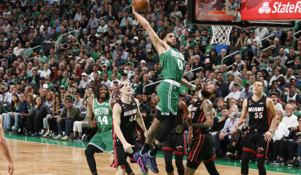 Celtics vuelven a imponerse al Heat y acarician hazaña sin precedentes en la NBA