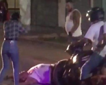 Norvin Vega quedó inconsciente en el pavimento después de ser golpeado por Elmer Lanuza Castillo. LA PRENSA/ Redes sociales.  