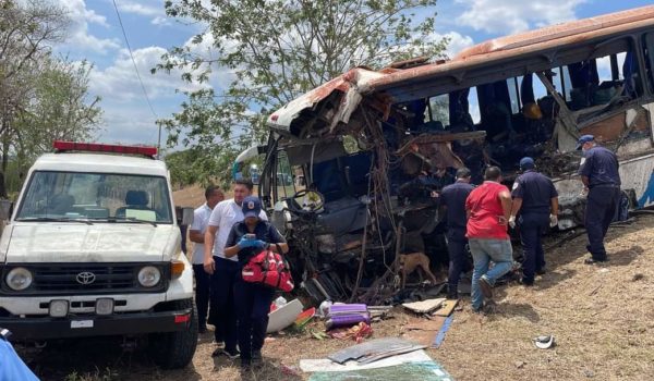 Al menos 10 pasajeros lesionados al chocar bus contra rastra