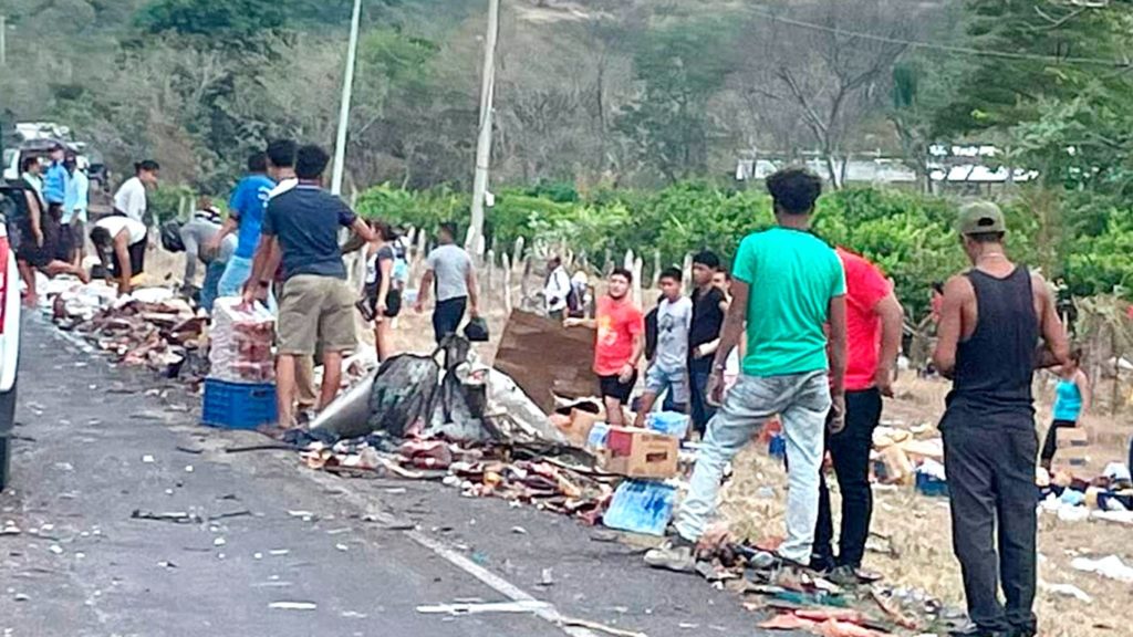 Los pasajeros lesionados y partes de sus pertenencias quedaron a la orilla de la carretera. LA PRENSA/ Cortesía.. 