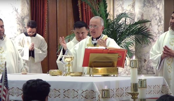 Monseñor Silvio Báez insta a pastores de la Iglesia católica a no identificarse con ningún grupo social o ideología política