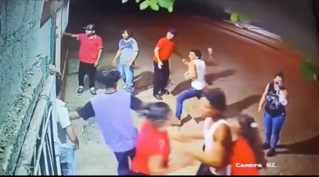 Aquí se ataca otro momento del ataque a pedradas contra  el local del bar Paula en Ciudad Sandino. LA PRENSA/ Captura de video.  