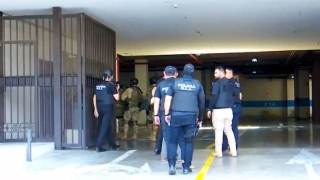 Agentes del OIJ allanron l apartamento del dueño de las tiendas SYR. LA PRENSA/ Captura de video/ Telenoticias Canal 7.    