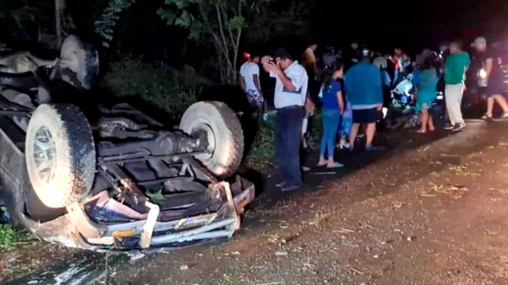 Volcada quedó la camioneta conducida por Anthony Ruiz. LA PERENSA/ Cortesía.