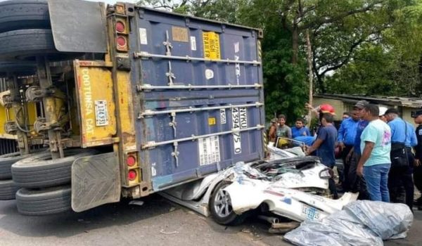 Una persona fallece al caer contenedor sobre su carro