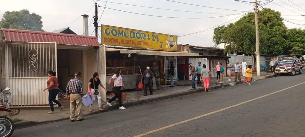 Vecinos de la Colonia 14 de septiembre ayudaron a sofocar el  incendio. LA PRENSA/ Cortesía.