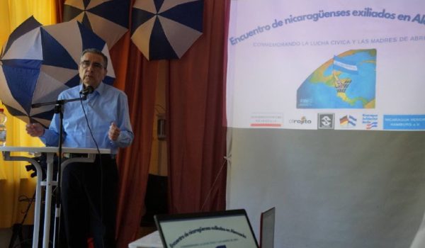 Académico Ernesto Medina llama a la oposición real en encuentro de exiliados en Hamburgo