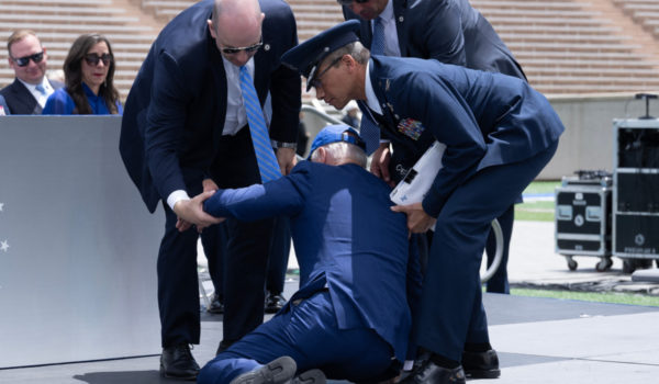 Joe Biden se cae durante ceremonia de graduación de la Academia de la Fuerza Aérea