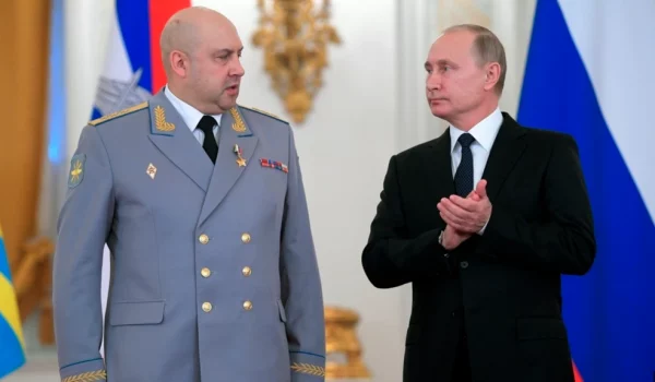 ARCHIVO: El presidente ruso, Vladimir Putin, aparece en esta foro junto al general Sergei Surovikin durante una ceremonia en el Kremlin el 28 de diciembre de 2017.