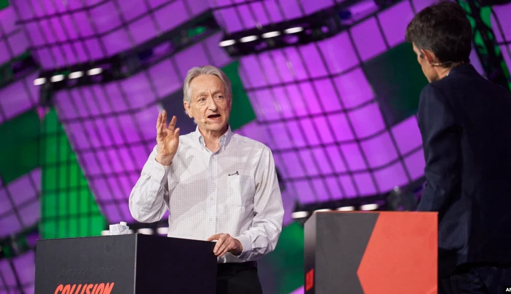 El psicólogo cognitivo y científico informático británico-canadiense Geoffrey Hinton habla con el periodista tecnológico y director ejecutivo de The Atlantic, Nick Thompson, a la derecha, durante la Conferencia Collision Tech en Toronto, el 28 de junio de 2023.