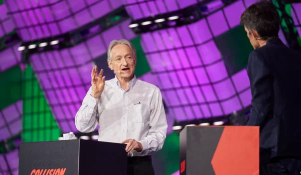 El psicólogo cognitivo y científico informático británico-canadiense Geoffrey Hinton habla con el periodista tecnológico y director ejecutivo de The Atlantic, Nick Thompson, a la derecha, durante la Conferencia Collision Tech en Toronto, el 28 de junio de 2023.