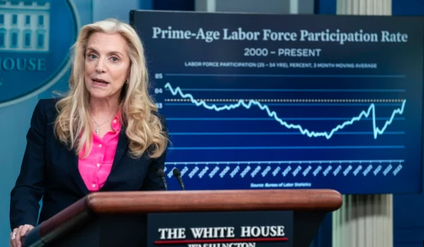 La directora del Consejo Económico Nacional, Lael Brainard, habla durante una sesión informativa en la Casa Blanca, el 27 de junio de 2023, en Washington.