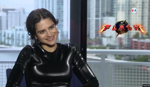 La actriz Sasha Calle, estadounidense de ascendencia colombiana, interpreta a Supergirl en la película "The Flash"