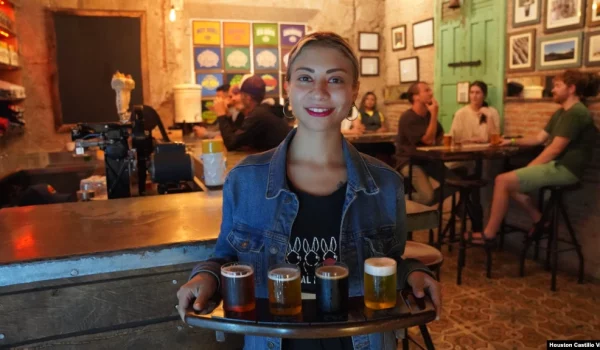 En las discotecas y bares se ofrecen promociones desde el jueves hasta el viernes, antes de que entre en vigencia la Ley Seca. Foto: VOA, Houston Castillo